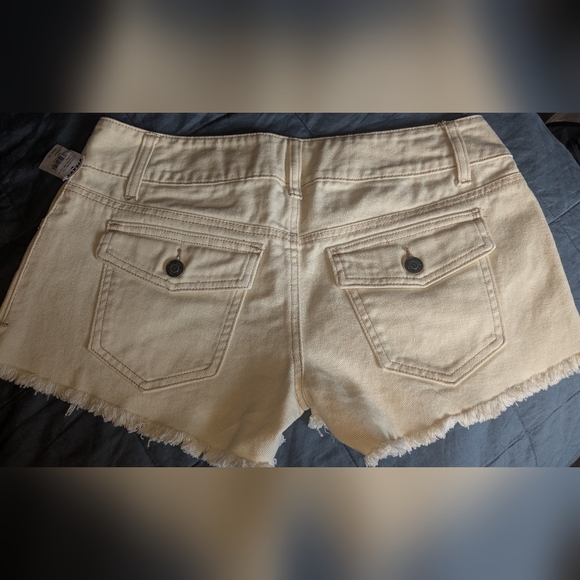 Tilly's Cream Frayed Jean Shorts - Picture 2 of 4